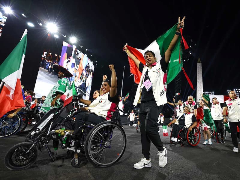 Desfila México al inicio de los Paralímpicos de París 2024