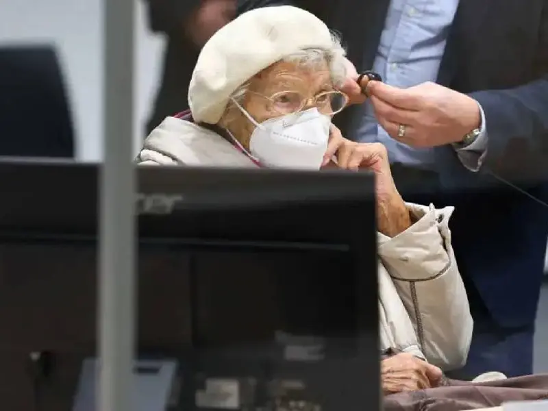 Condenan a mujer de 99 años que colaboró en campo nazi