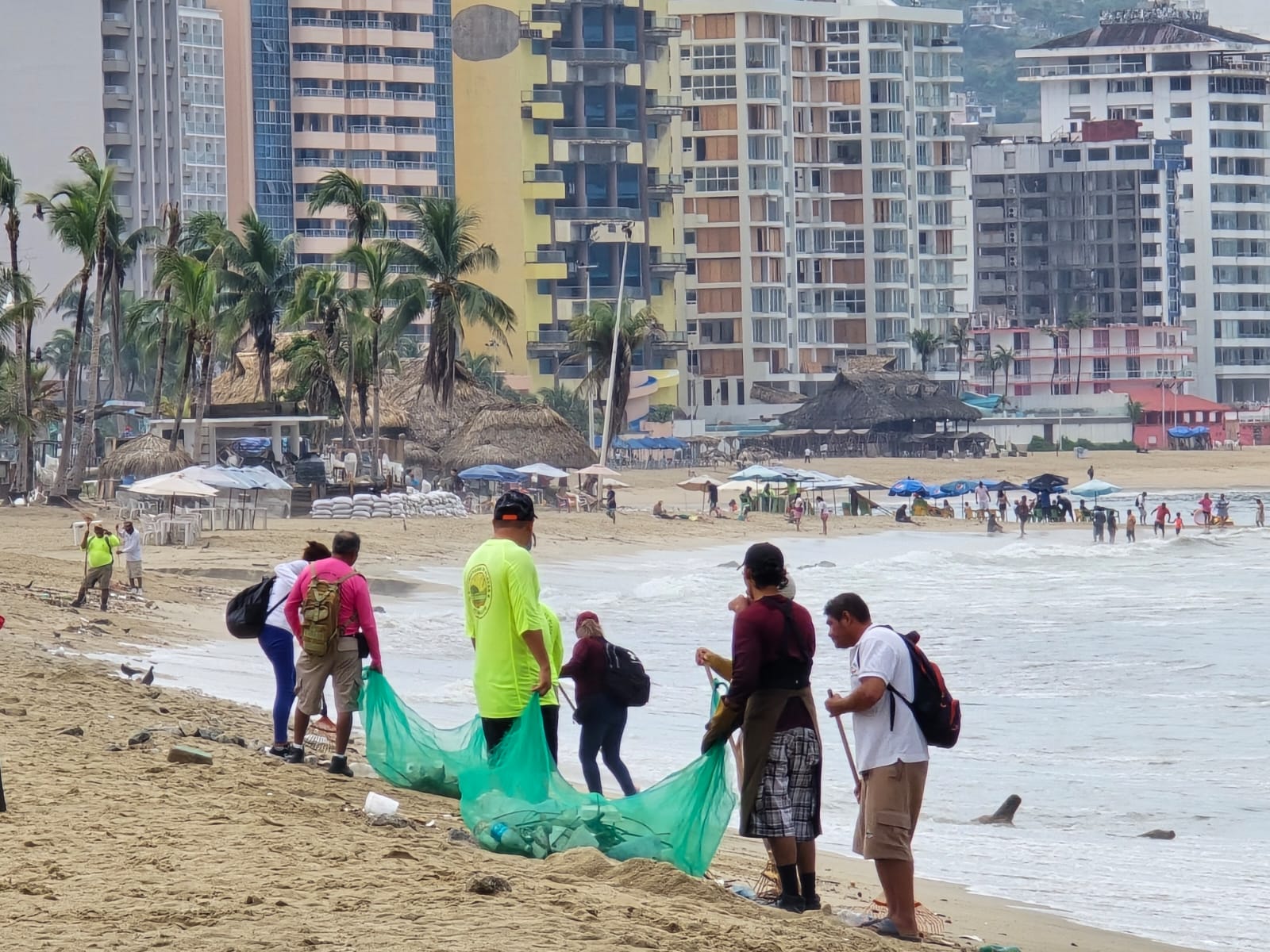 Aplican operativo emergente para limpieza de basura en Acapulco