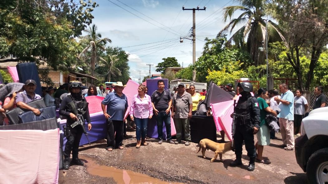 Brinda Evelyn Salgado apoyo a familias afectadas por lluvias en Tierra Caliente