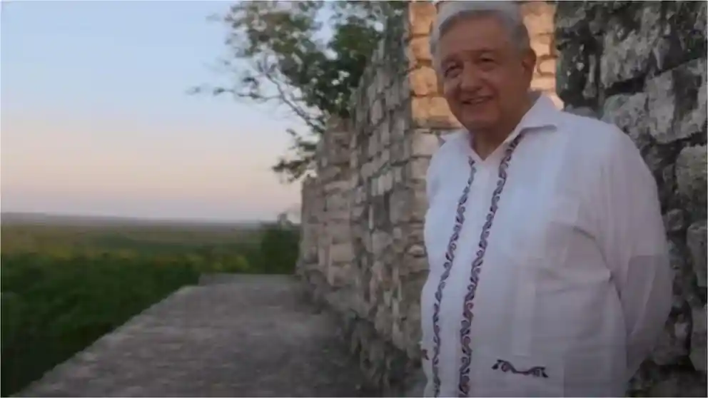 AMLO sube pirámide de Calakmul en documental: ¿es legal?