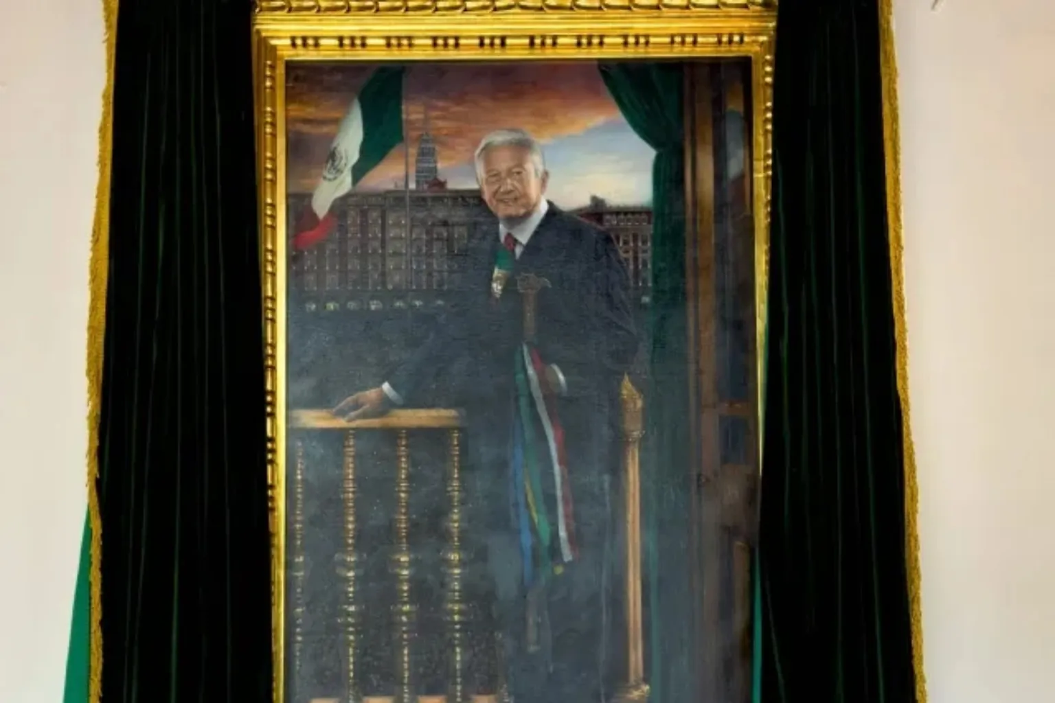 Devela AMLO su retrato oficial en Palacio Nacional