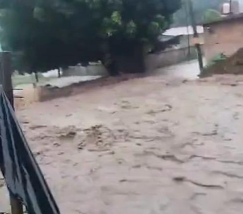 Deja incomunicada la crecida de un río a la población de Amojileca, en Chilpancingo