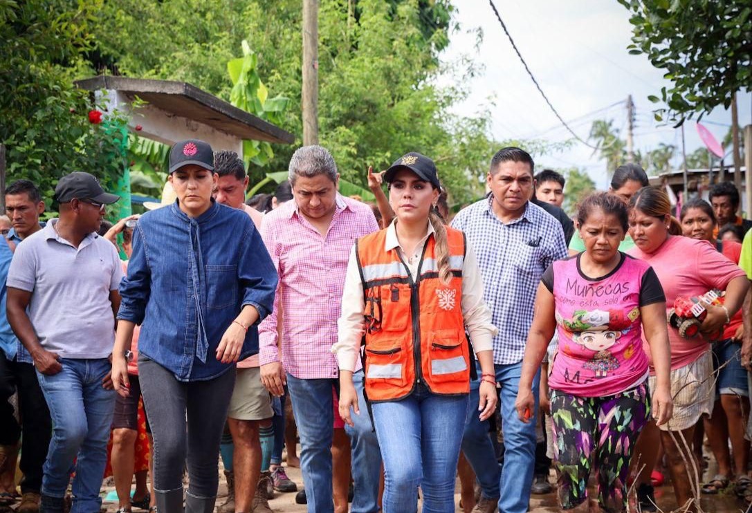 Lleva Evelyn Salgado ayuda humanitaria a familias damnificadas de Coyuca de Benítez