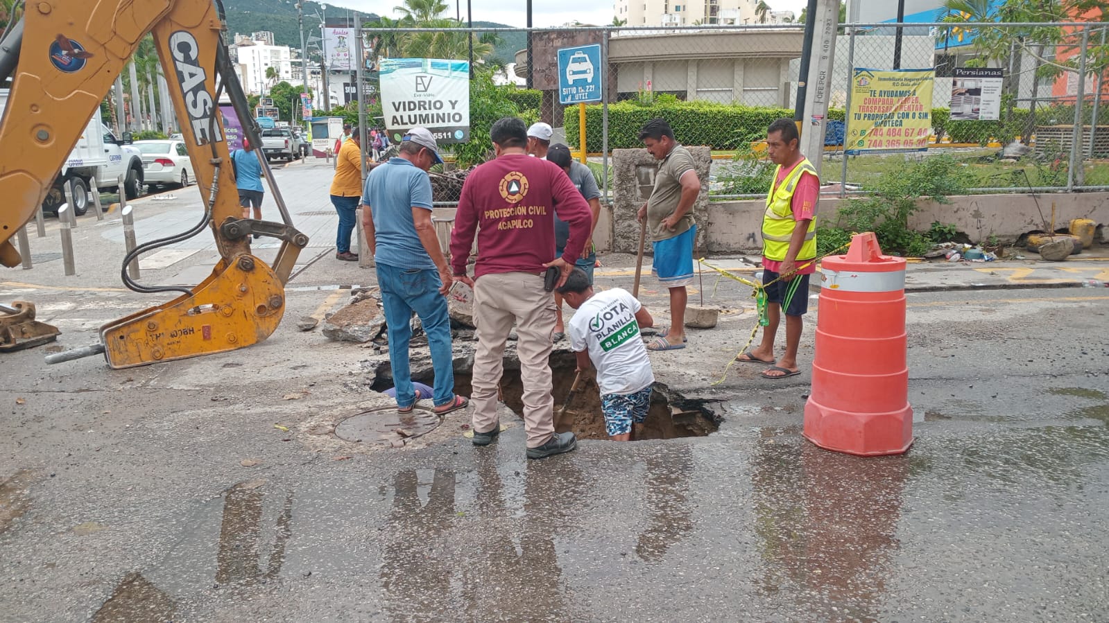 Atiende PC Acapulco socavones en la Costera