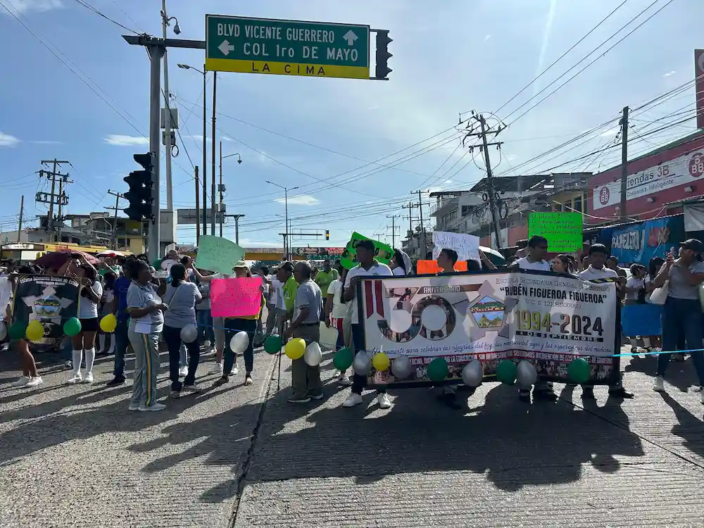 Con bloqueo en La Cima, exigen mejores instalaciones para secundaria en Acapulco