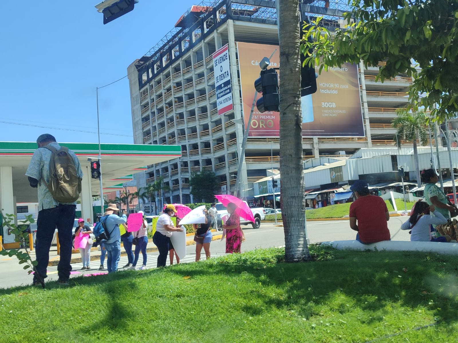 Bloquean la Costera de Acapulco; exigen liberación de dos detenidos