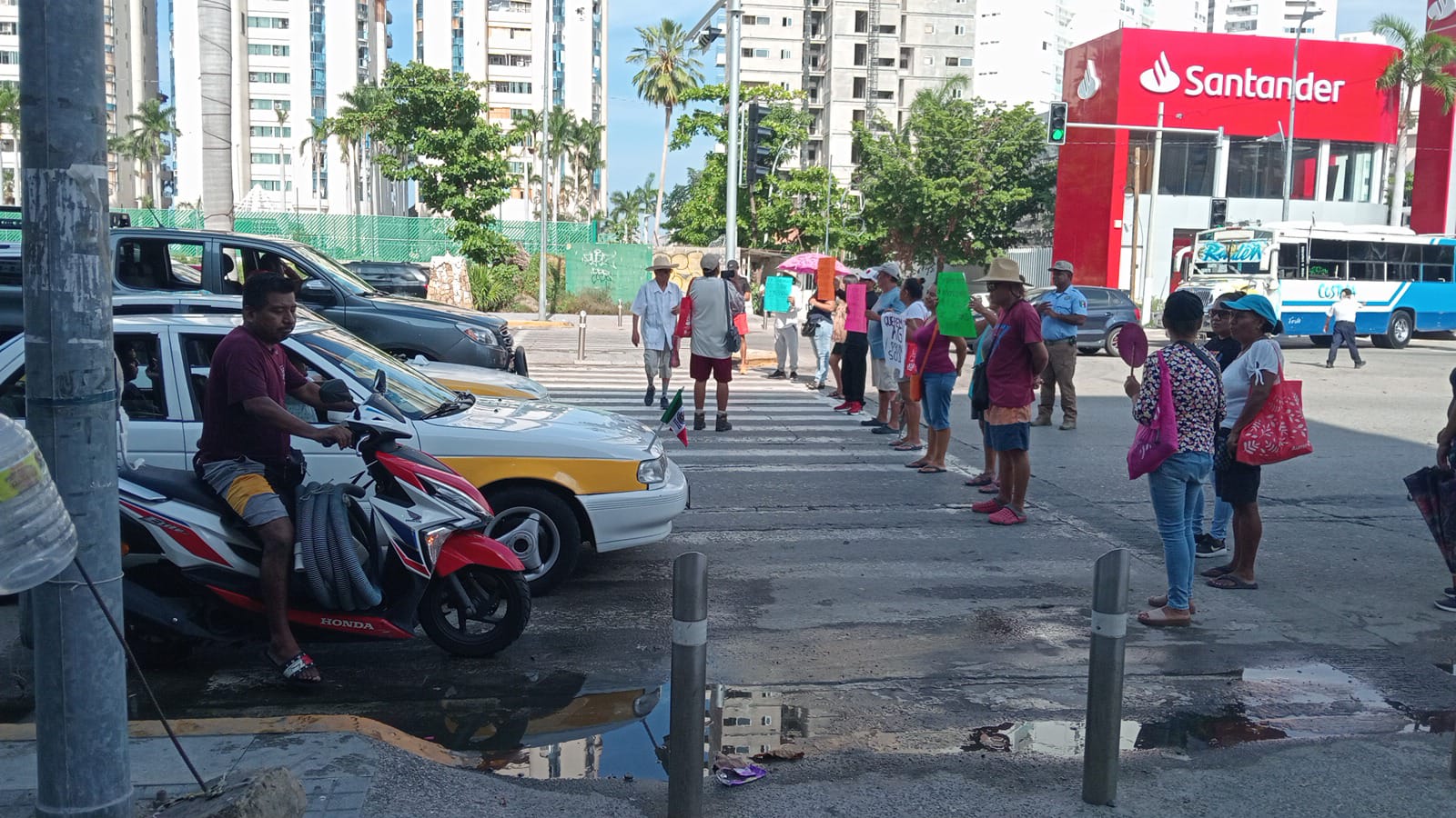 Con bloqueo intermitente protestan por falta de agua en Acapulco