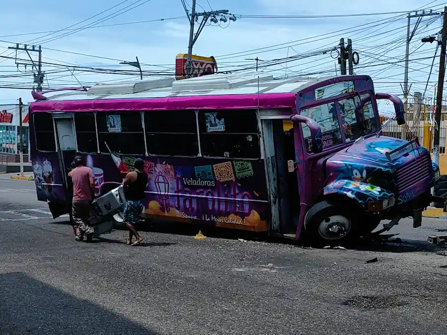 Choca urbano en Acapulco; dos mujeres resultan lesionadas