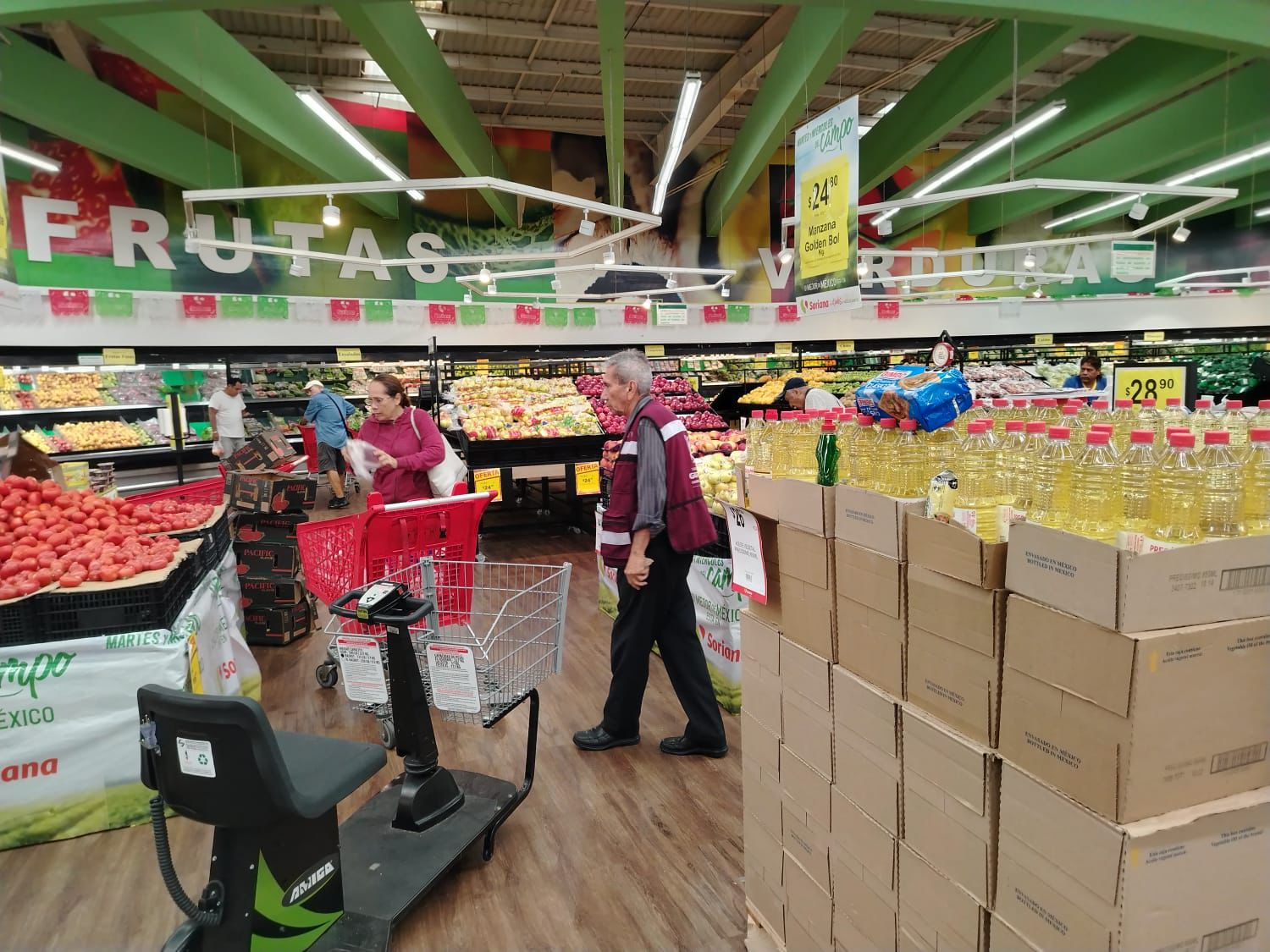 Compras de pánico: Salen acapulqueños pese a fuertes lluvias para acudir a tiendas