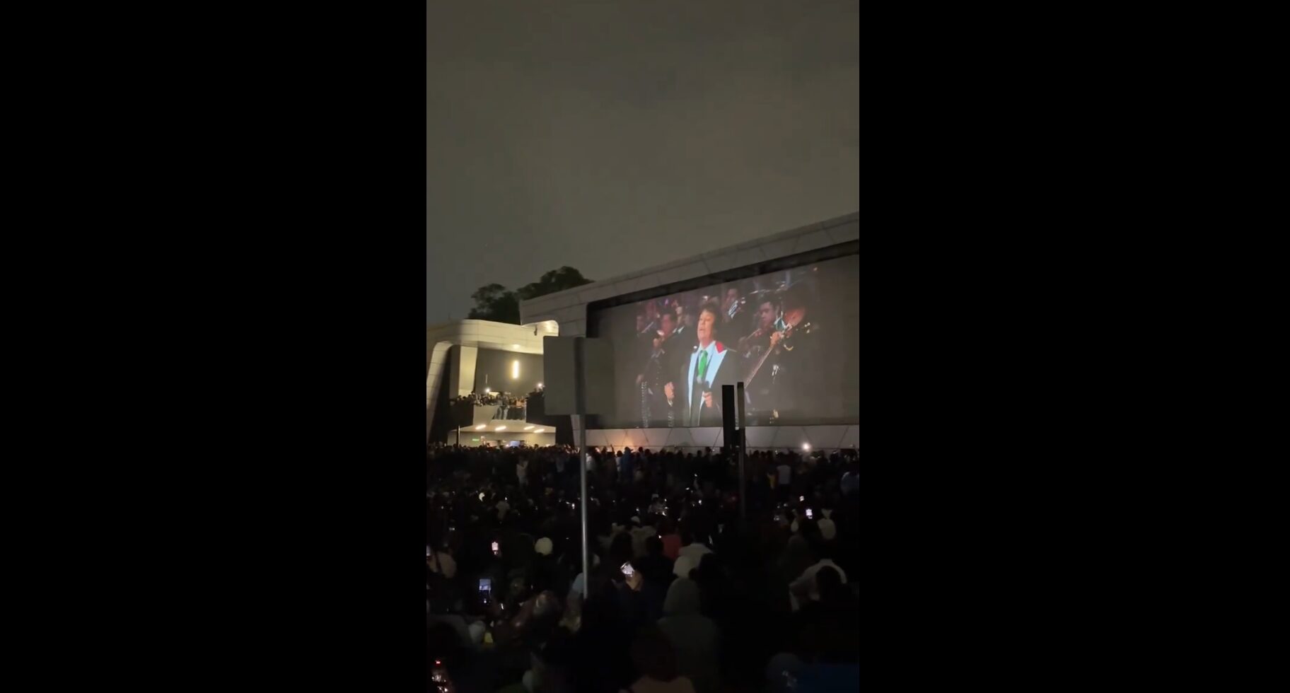 Concierto de Juan Gabriel llena la Cineteca nacional