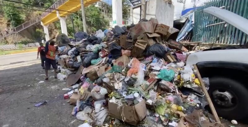 Se acumula basura en la Costera de Acapulco tras John