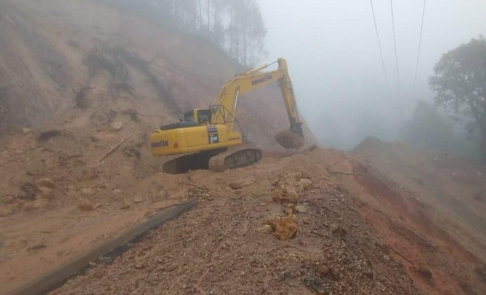 Atienden afectaciones en tramos carreteros de La Montaña por John