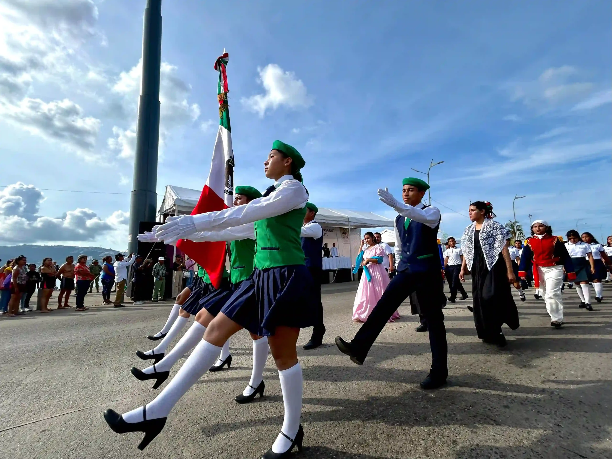 Participan 2 mil 600 personas en el desfile de Independencia en Acapulco