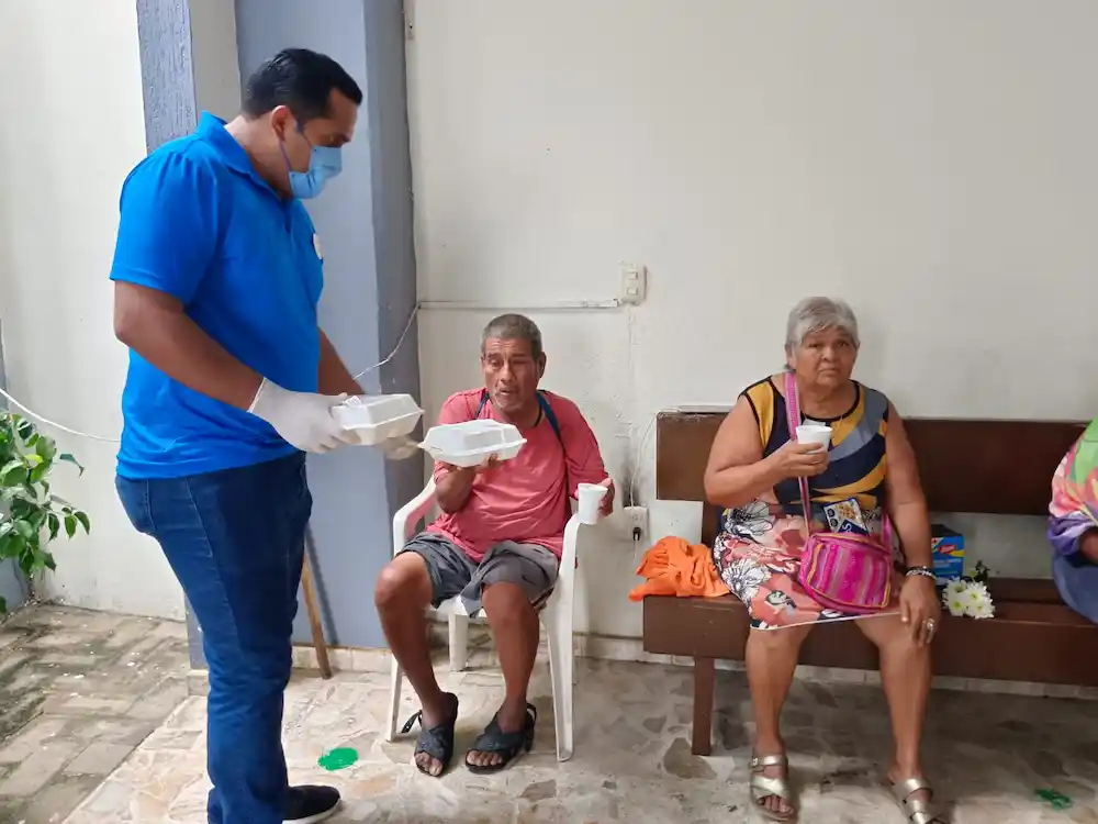 Entrega DIF Acapulco alimentos y atención médica a ciudadanos en refugios