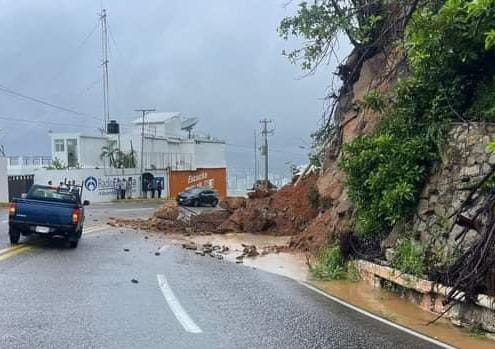 Cierran paso en Avenida Escénica Acapulco por las intensas lluvias