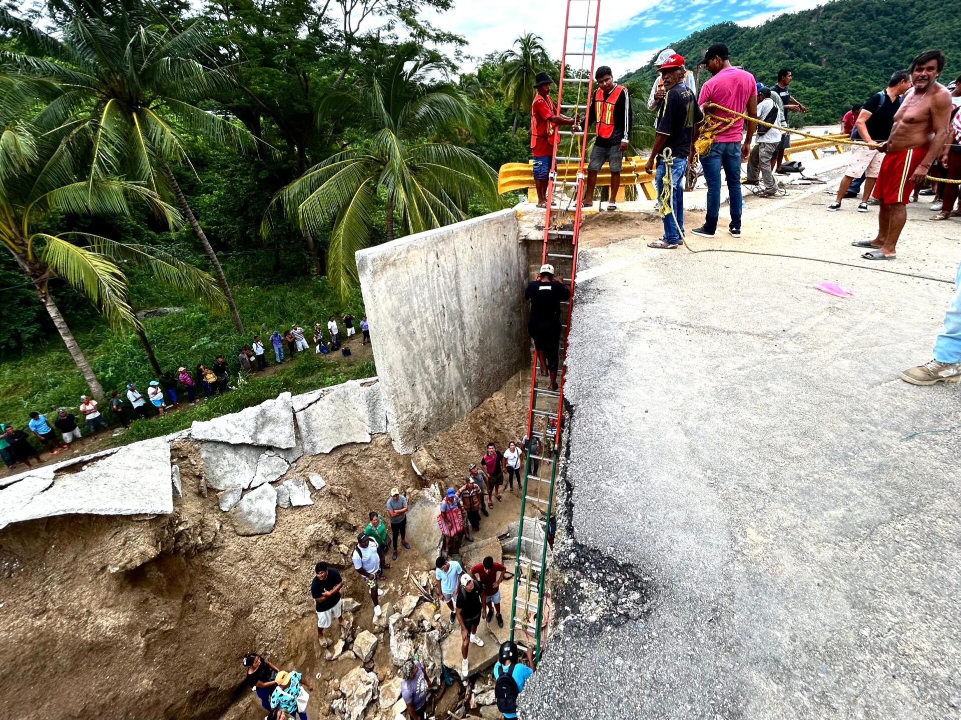 Tras colapso de puente en el Kilómetro 21, suben escaleras de más de  30 metros de altura