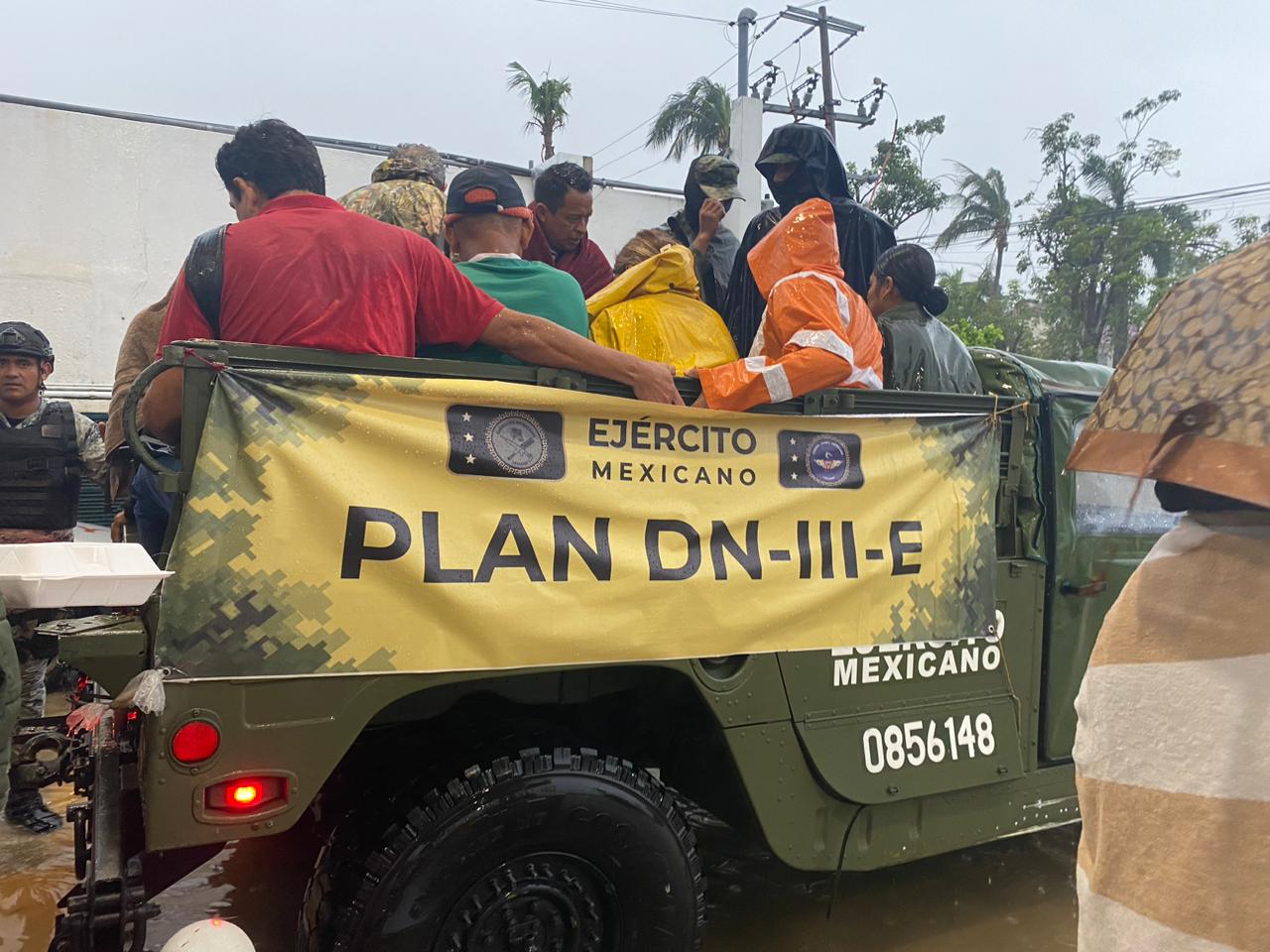 Huracán John: Evacúa Sedena a familias en zonas inundadas de Acapulco