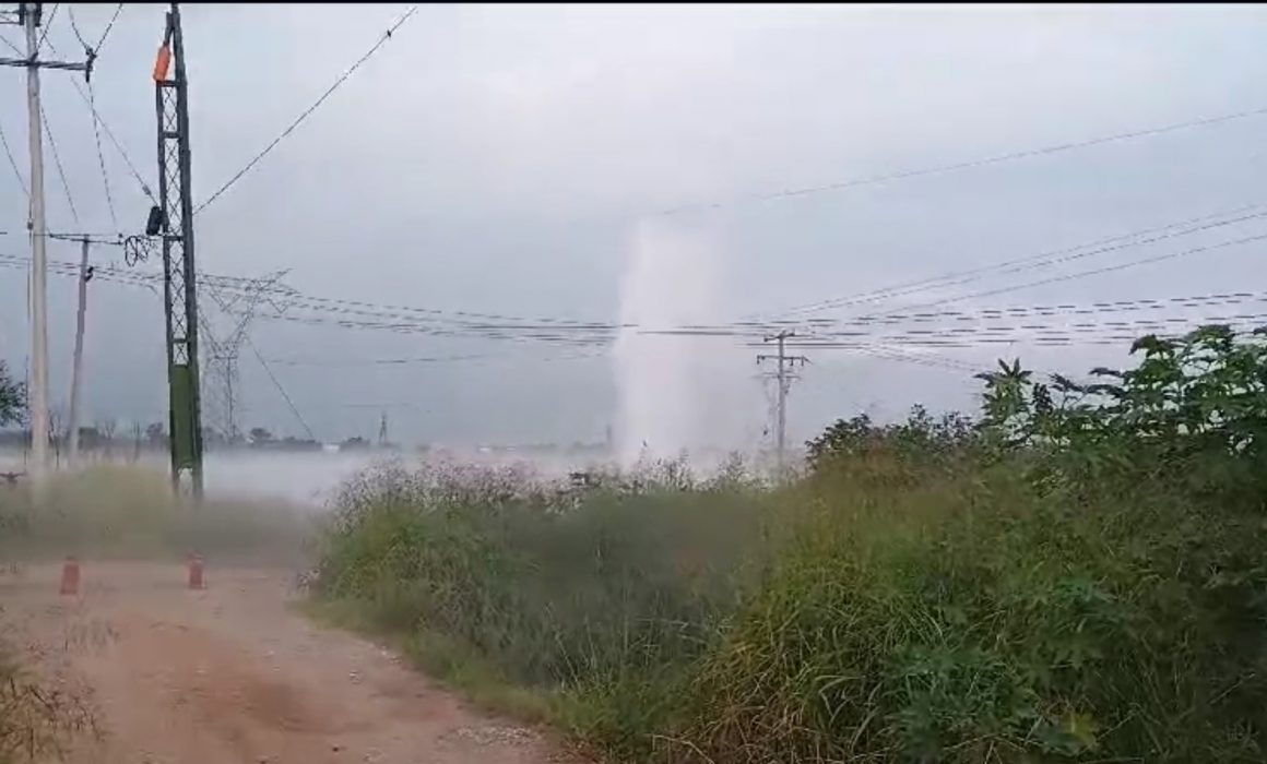 Evacúan a familias en San Juan del Río por fuga en toma clandestina de combustible