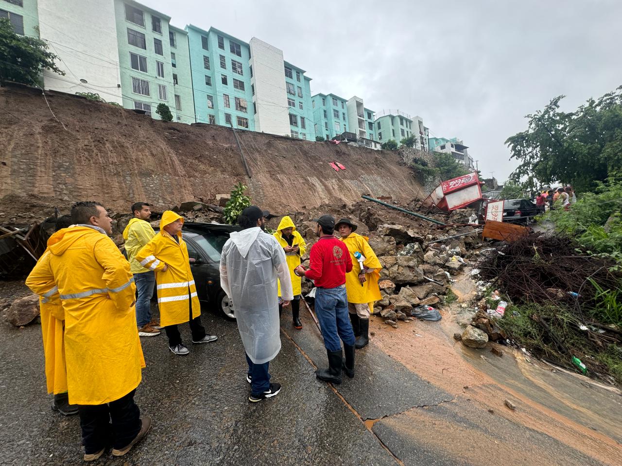 Evacúan a más de 300 personas en Acapulco por colapso de muro