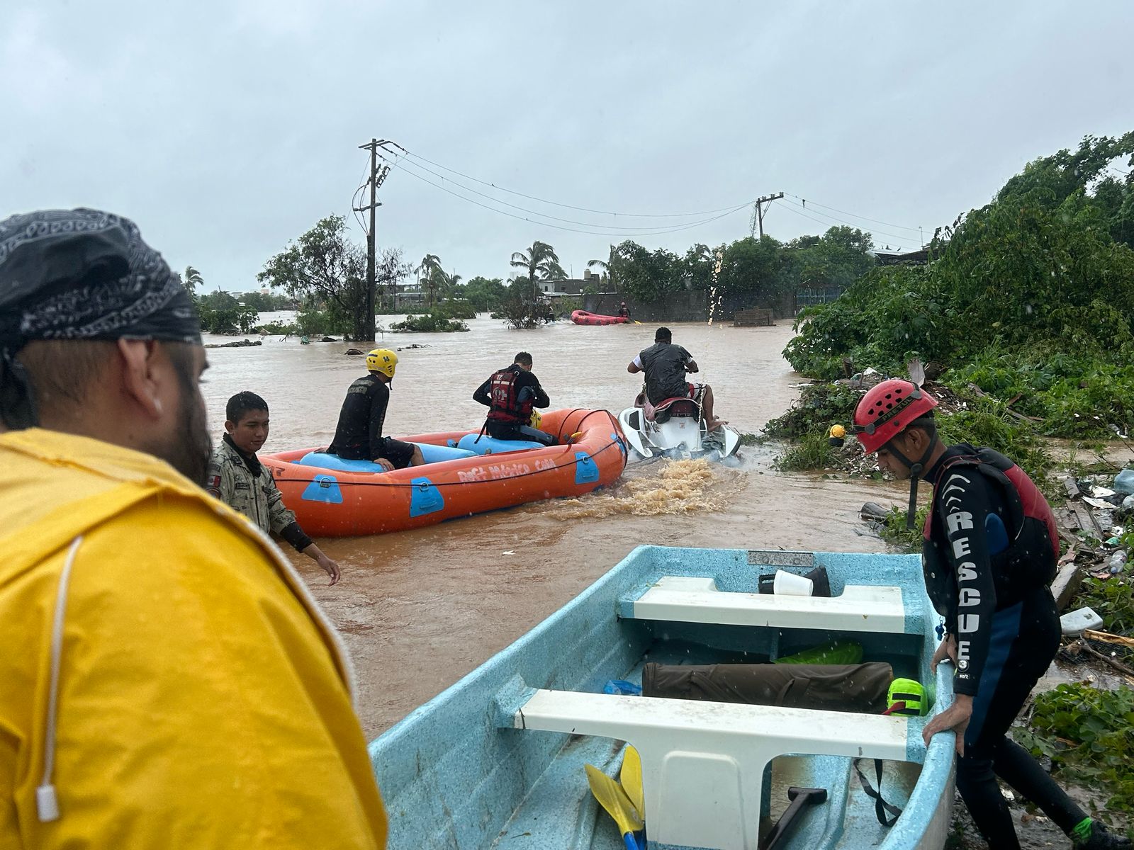 Rescatan a damnificados de la Zona Diamante de Acapulco ante inundaciones por John