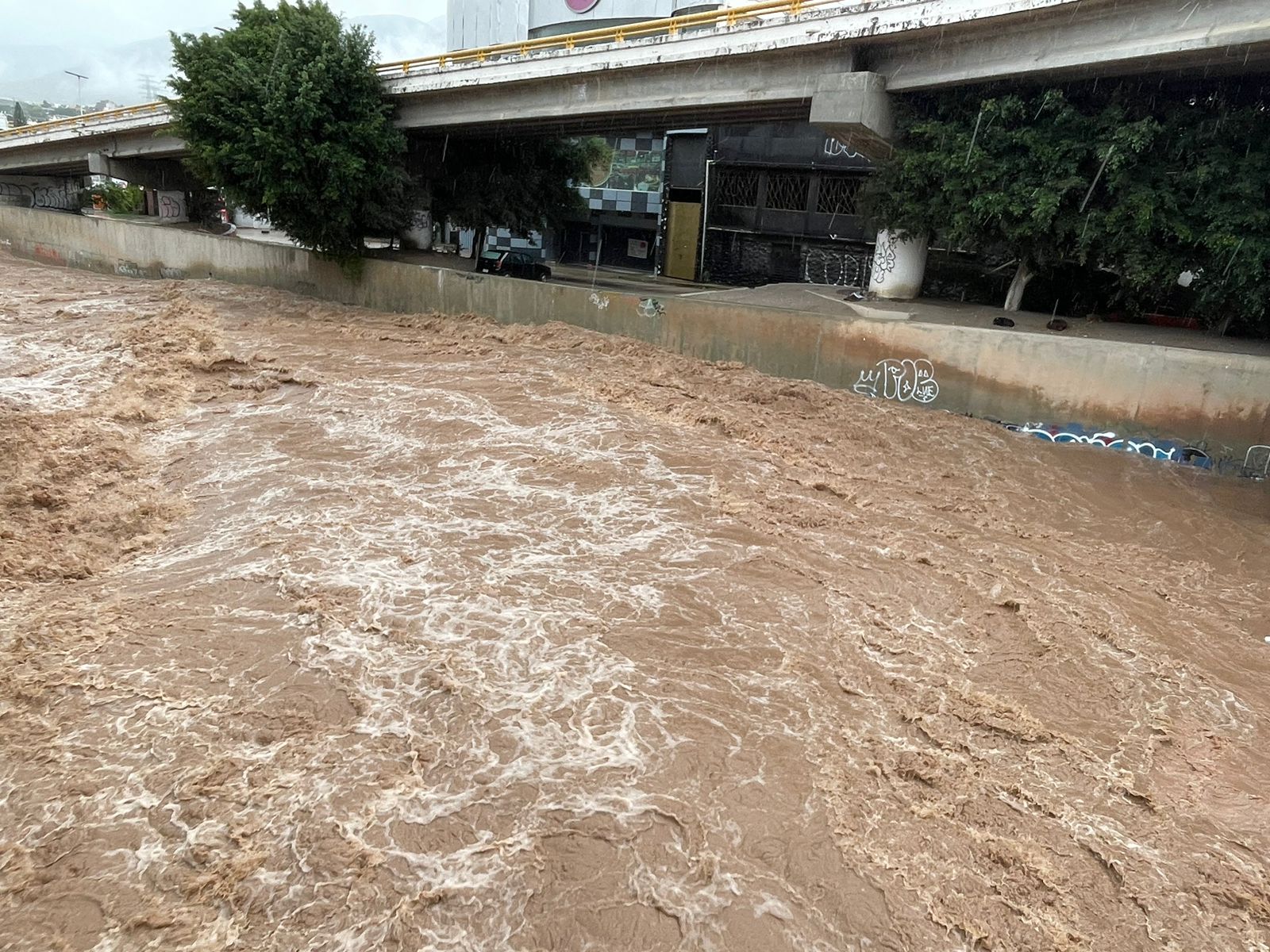 Aumentan inundaciones por desbordamientos del río Huacapa en Chilpancingo