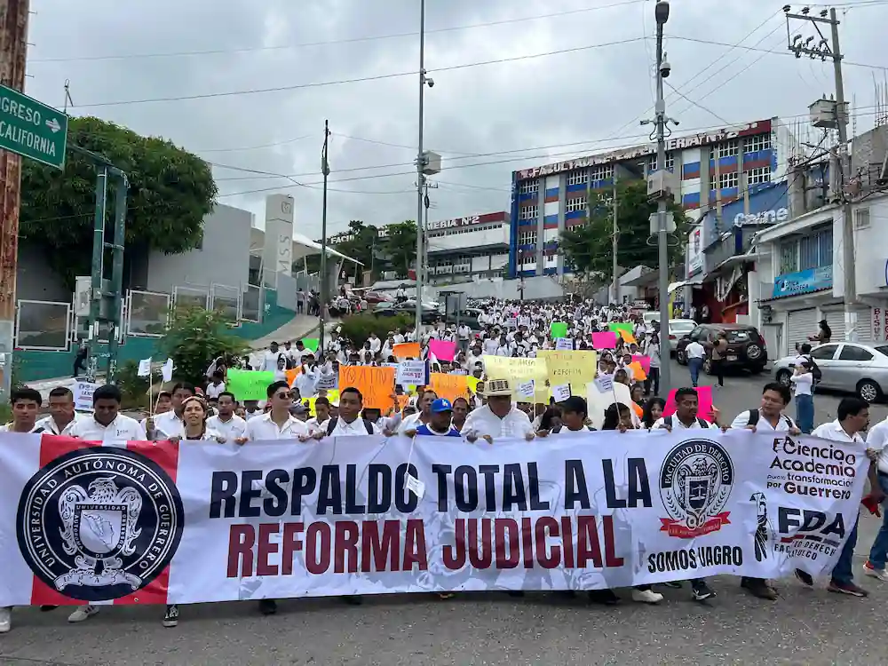 Instruidos por Saldaña, marchan estudiantes de la UAGro a favor de la Reforma Judicial