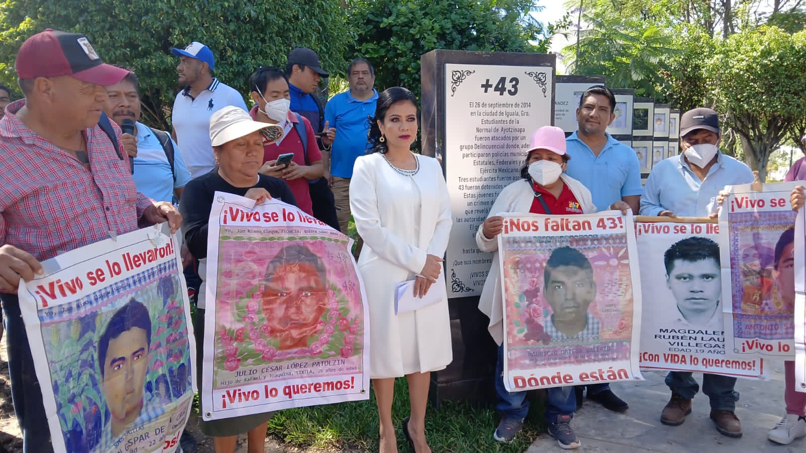 Realizan padres de los 43, mitin en el monumento a las Banderas en Chilpancingo