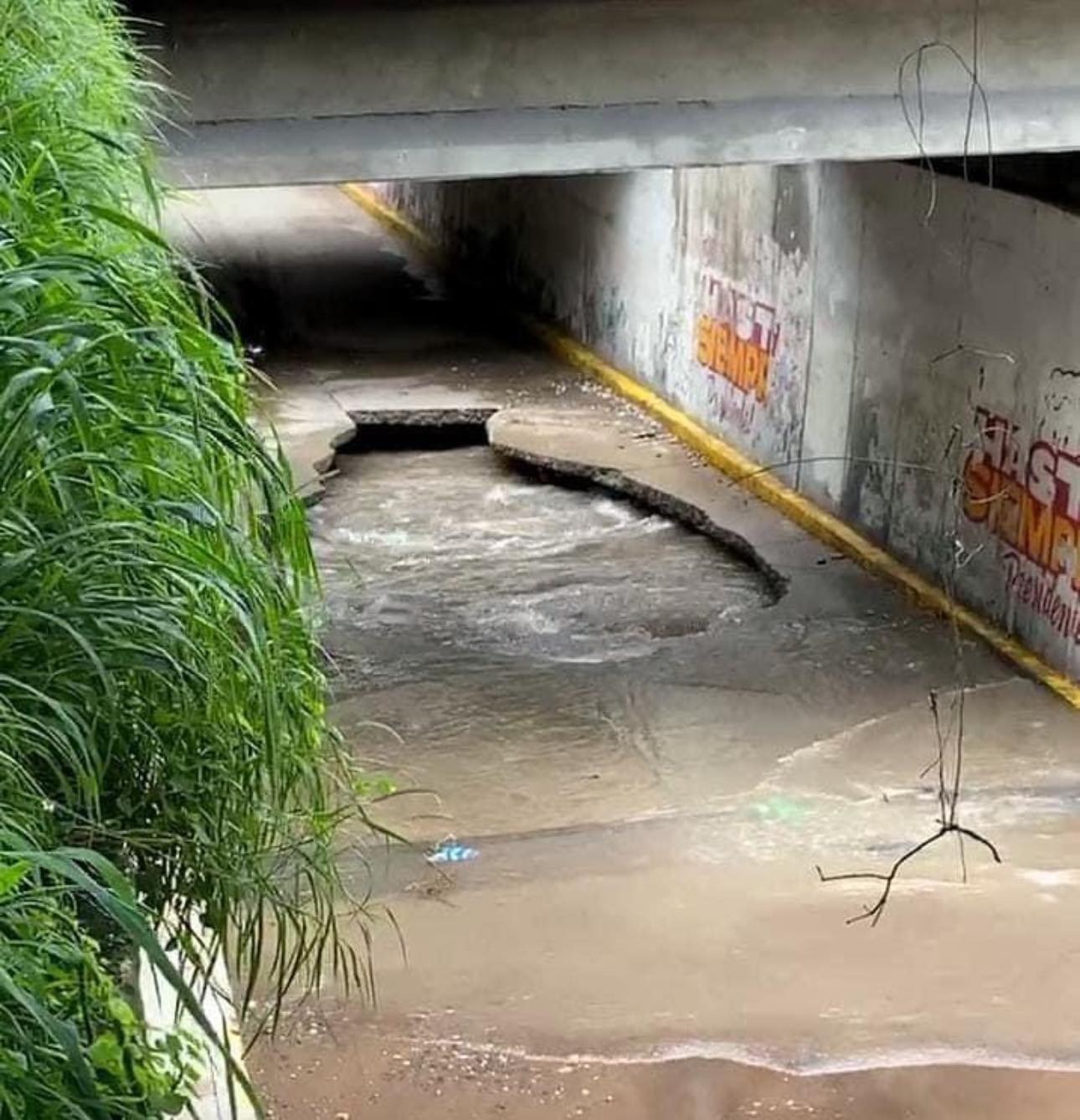 Cierran totalmente a la circulación a las calles laterales del río Huacapa, en Chilpancingo