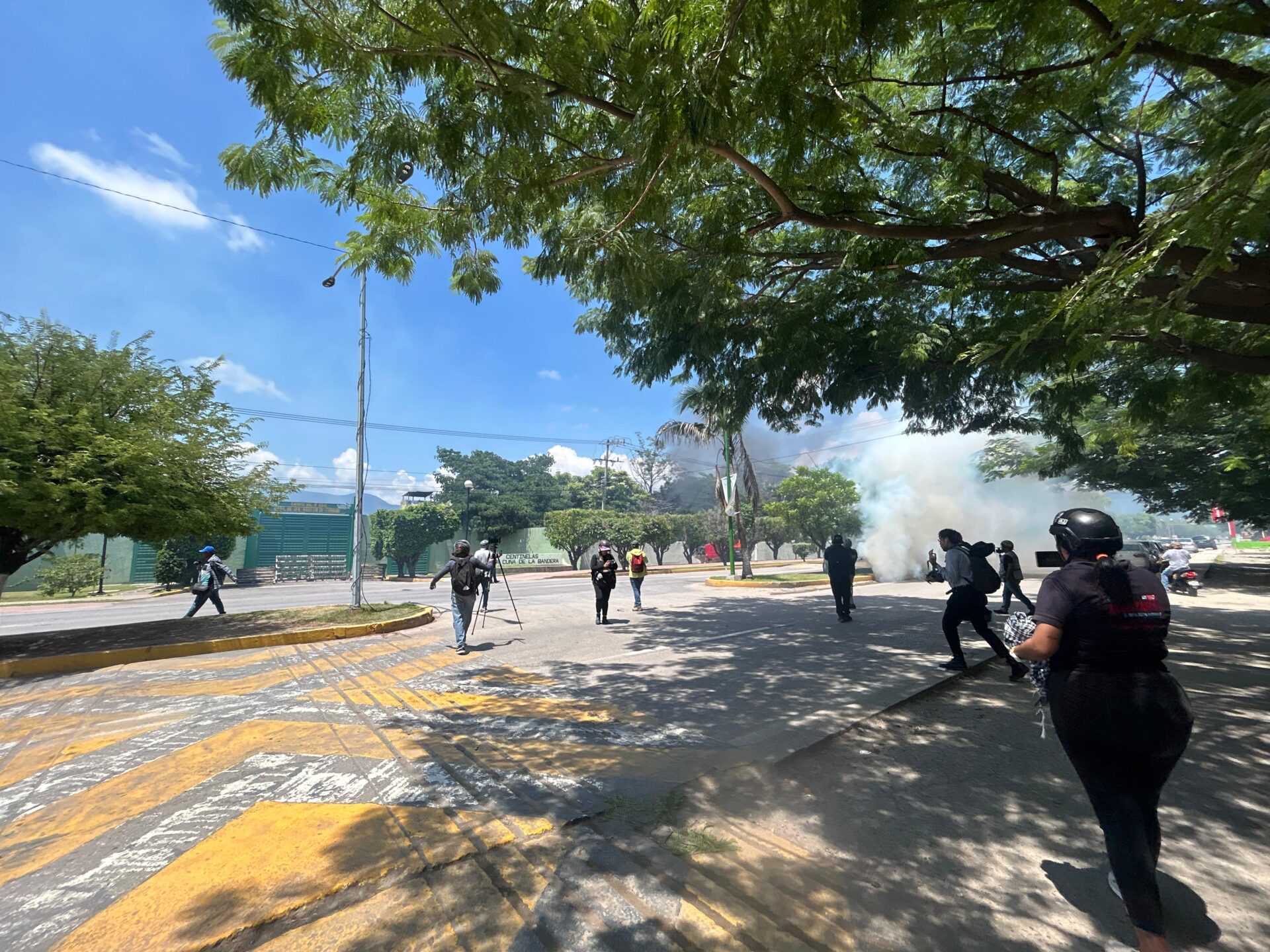 Con violentas protestas cientos de normalistas de Ayotzinapa arriban a Iguala