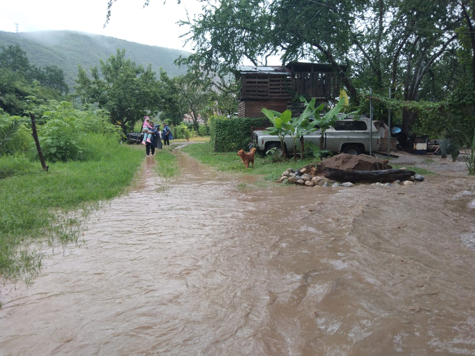 Rescatan a tres personas atrapadas por desbordamiento de un río en Chilpancingo