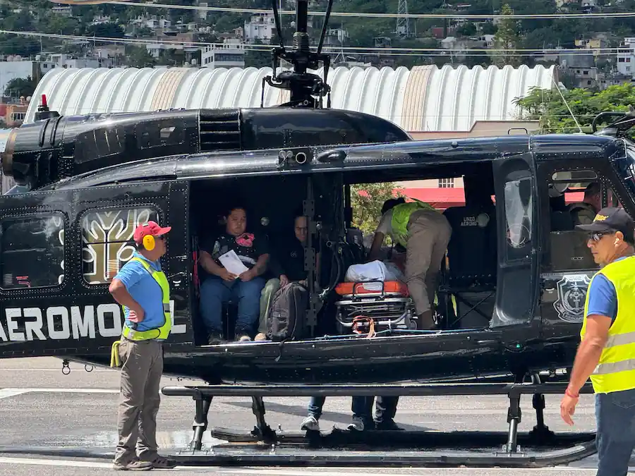 Helicóptero de la SSP Guerrero realiza rescate y traslado urgente de menor en Yextla