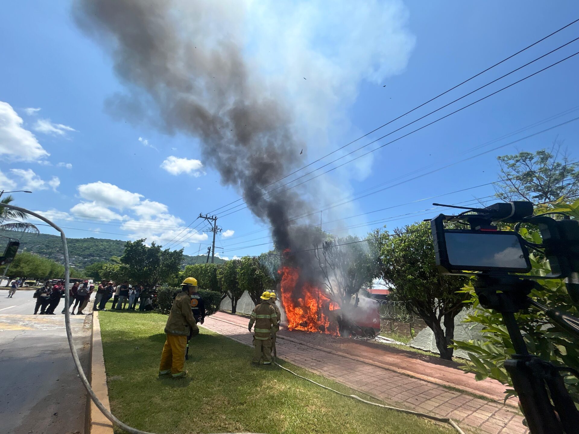 Normalistas arrojan petardos y derriba una barda en el 27 Batallón de Infantería en Iguala