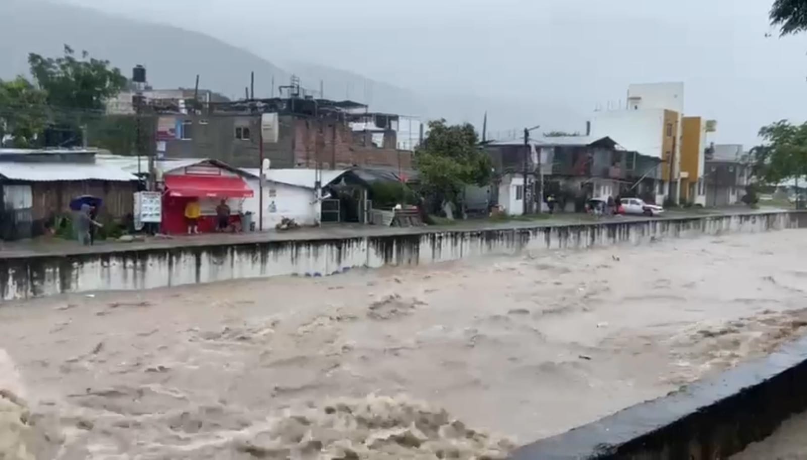 Se desbordan barrancas y el río Huacapa, tras 48 horas de lluvias  en Chilpancingo