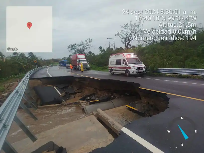 Huracán John: Socavón cierra la carretera Acapulco-Copala