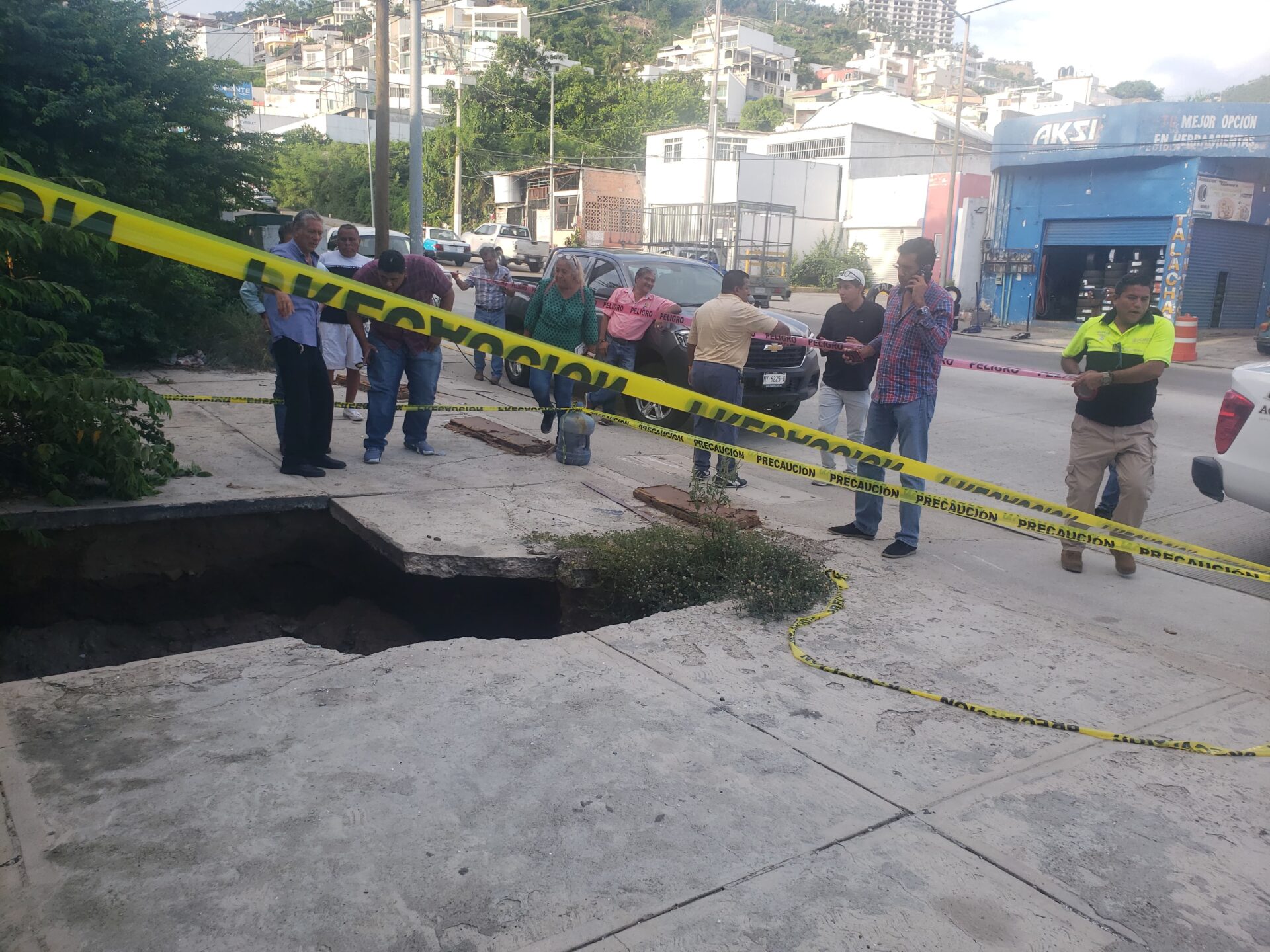 Atienden socavón en la avenida Farallón de Acapulco