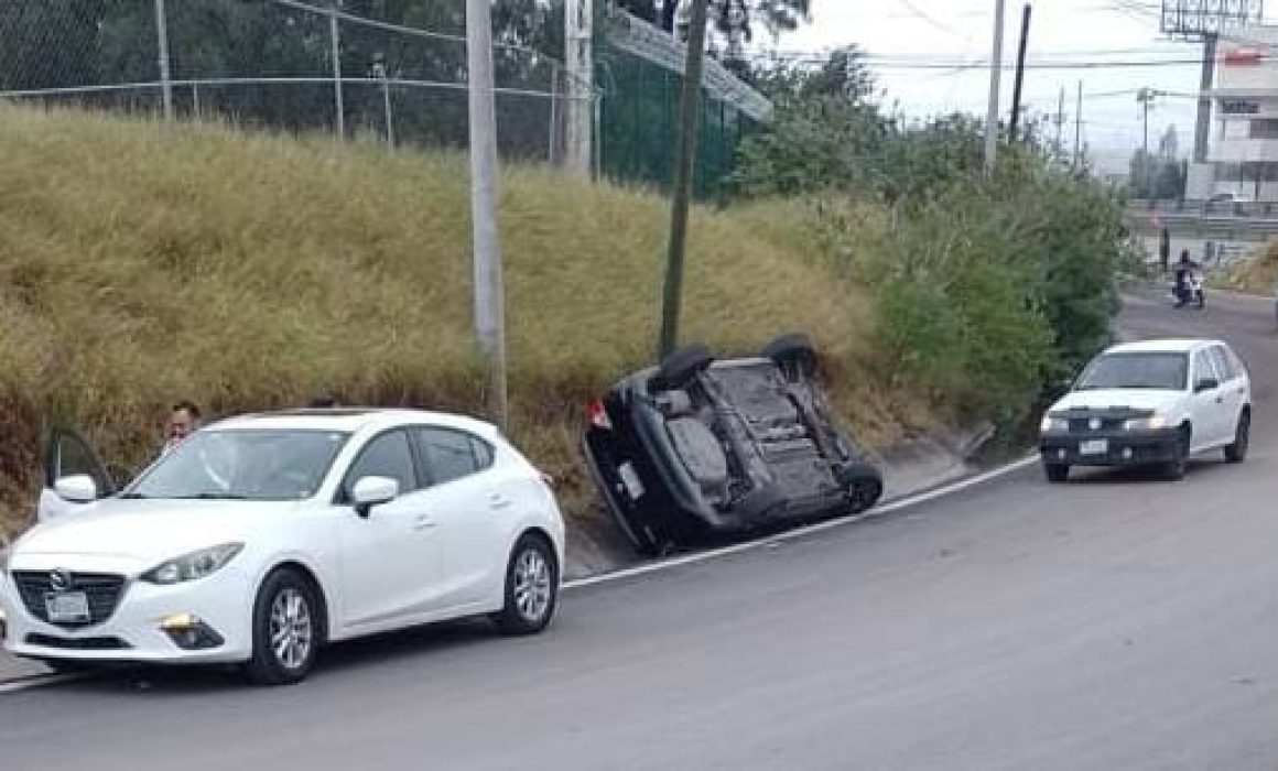 Vuelcan dos vehículos en carretera a Los Cues, en Querétaro