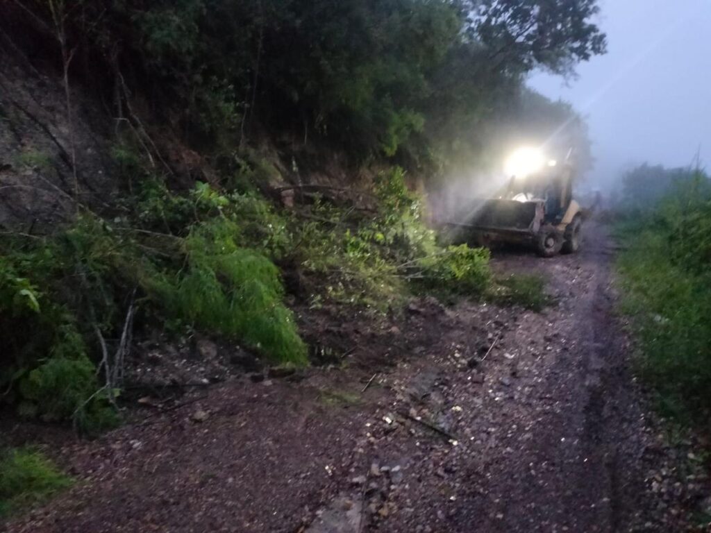 Se refuerzan los trabajos de remoción de escombros en carreteras para restablecer el tránsito vehicular y peatonal
