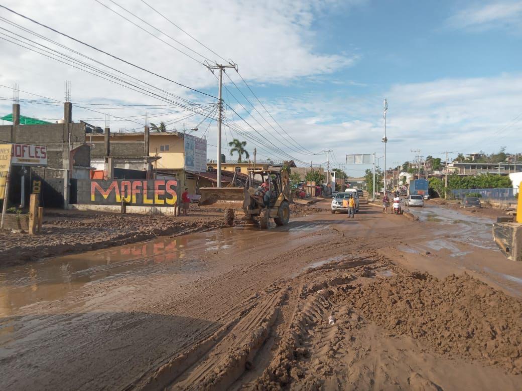 Agilizan trabajos de remoción de escombros en carreteras afectadas de Guerrero