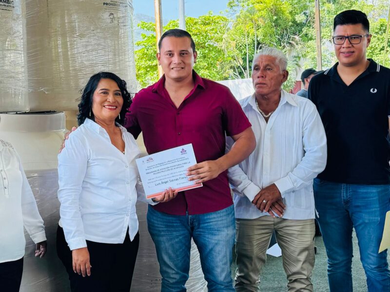 Entrega Abelina López tinacos a afectados por Otis