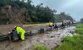 Cierran Autopista del Sol por deslaves  y lluvias causados por John