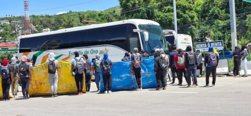 Secuestran presuntos normalistas de Ayotzinapa 7 autobuses