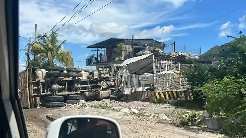 Vuelca camión de carga en Acapulco; genera caos vial