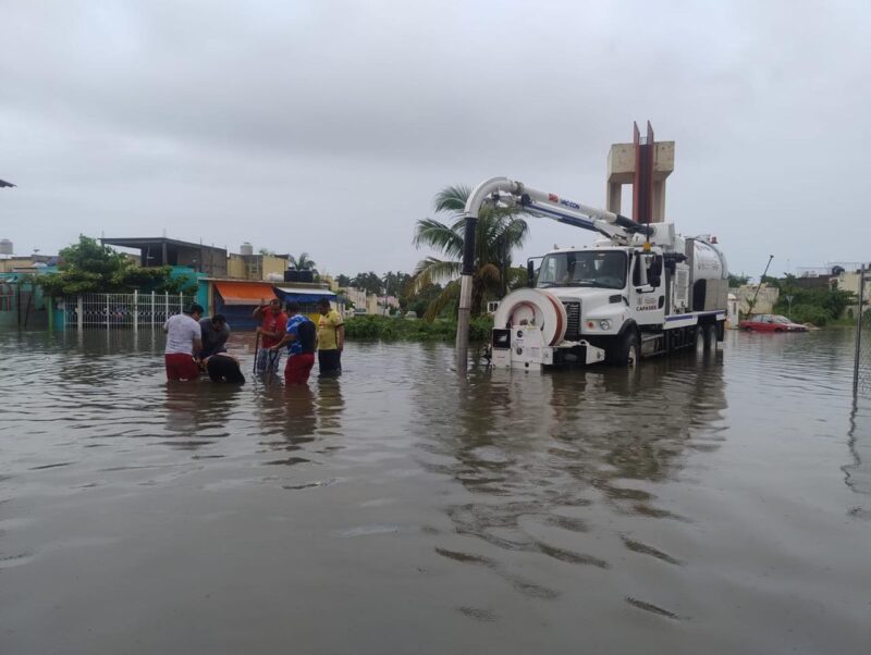 “John” deja a Acapulco aislado con vuelos cancelados y cortes carreteros