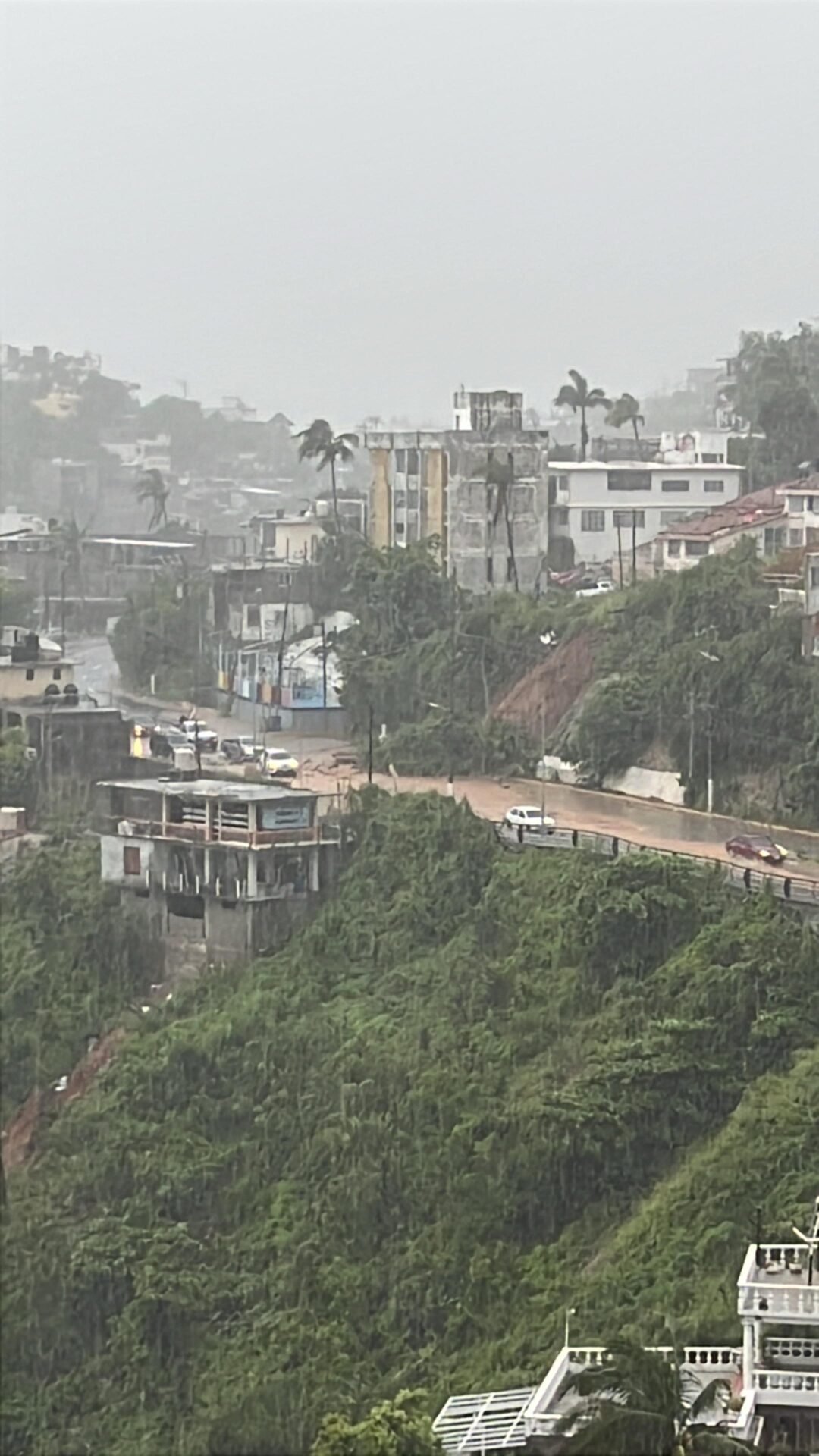 Muere niña por colapso de cerro en Acapulco, la sexta víctima de John