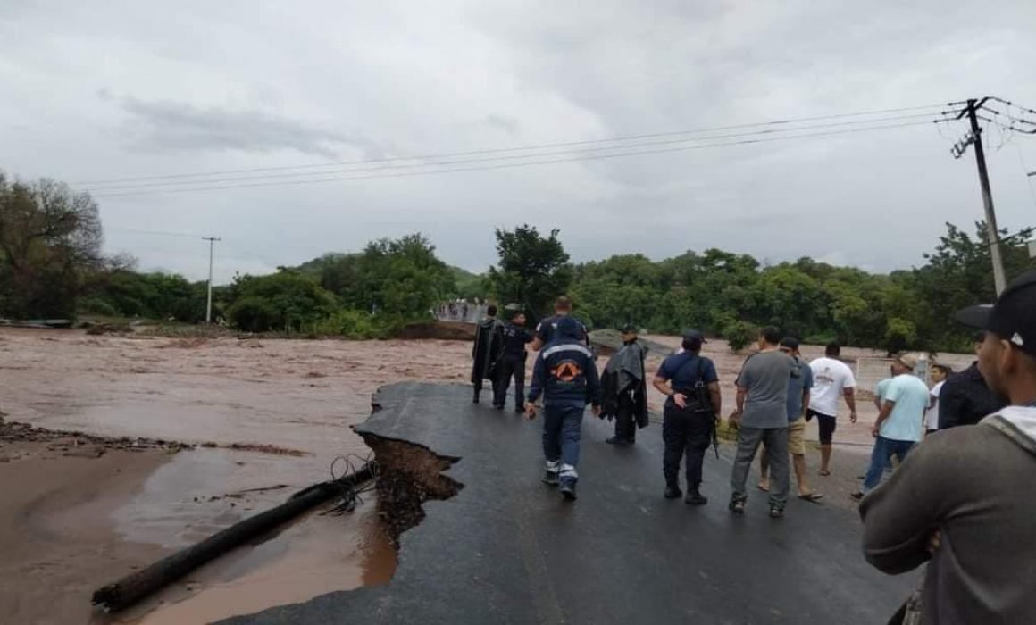 Por las fuertes lluvias colapsa puente en Coyuca de Catalán