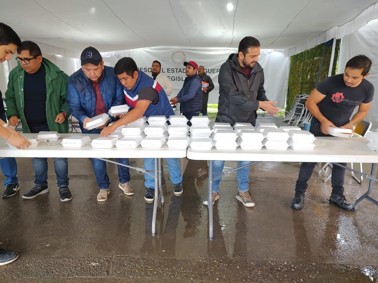 Congreso de Guerrero regala desayunos y comidas a damnificados por John