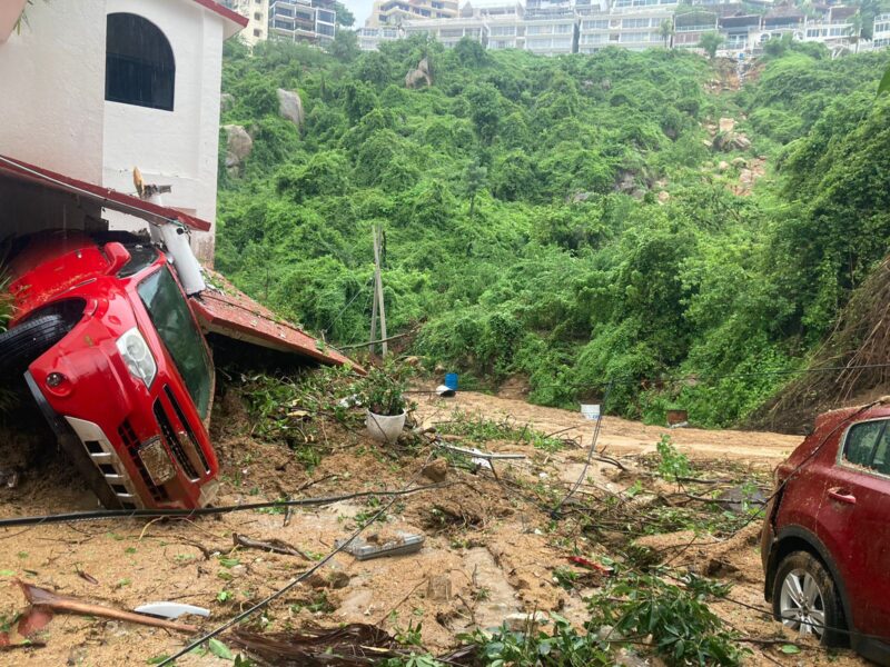 Deslave de cerro deja encerrados a pobladores en Punta Bruja