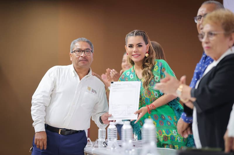 Entrega Evelyn Salgado estímulos a mil 600 servidores públicos