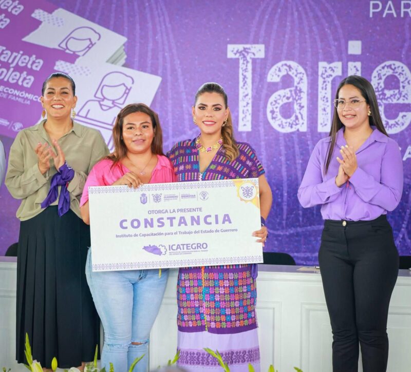 Entrega Evelyn Salgado certificados y constancias a mujeres del programa Tarjeta Violeta